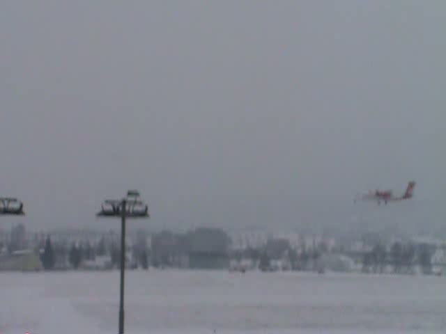 Dash 8 von Air Berlin bei der Landung auf dem Flughafen Stuttgart 