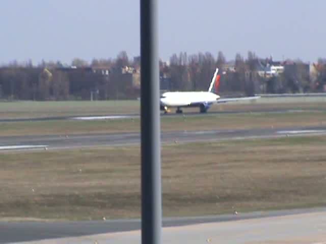 Delta Airlines B 767-332(ER) beim Start in Berlin-Tegel am 02.04.2010