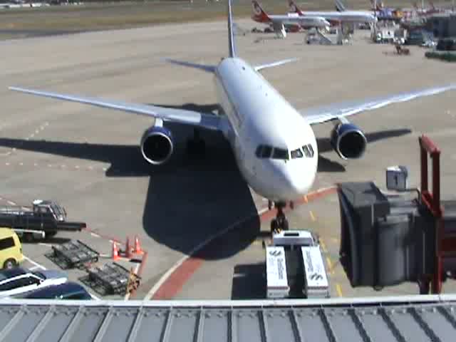 Delta Airlines B 767-332(ER) N184DN beim Pushback und Anlassen der Triebwerke auf dem Flughafen Berlin-Tegel am 24.08.2009