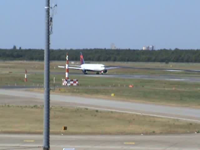 Delta Airlines B 767-332(ER) N184DN beim Start in Berlin-Tegel am 24.08.2009