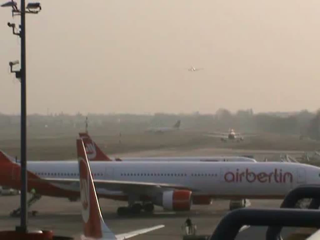 Delta Airlines B 767-332(ER) N198DN auf dem Flughafen Berlin-Tegel