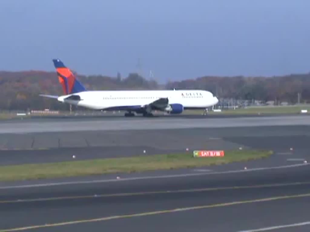 Delta Airlines B 767-3P6(ER) N152DL beim Start in Dsseldorf am 31.10.2011