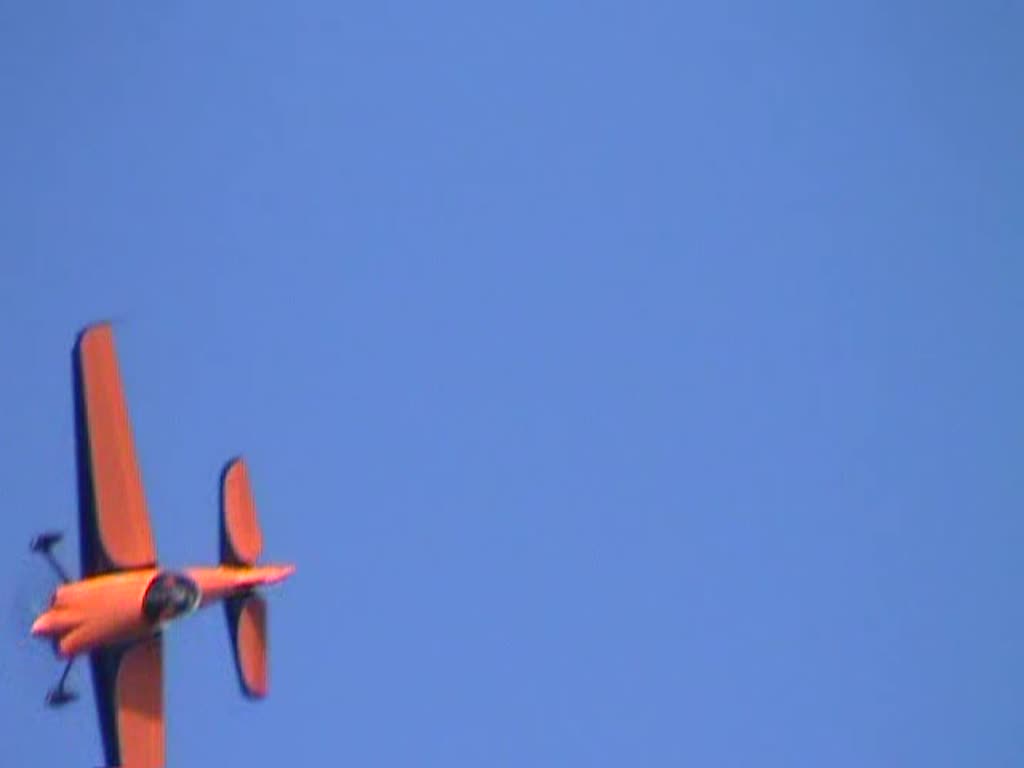 Der Kunstflieger Martin Steinbach mit seiner XA41 bei seiner Kunstflug-Vorfhrung beim Flugplatzfest Karlsruhe-Forchheim am 18.September 2010