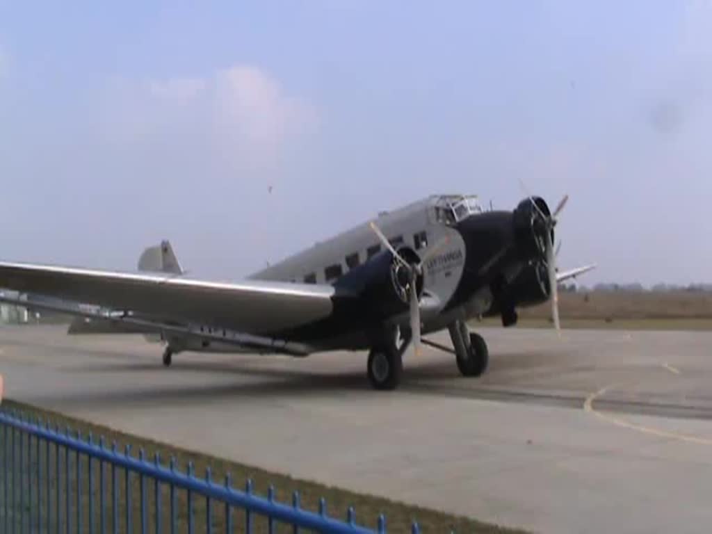 Deutsche Lufthansa Berlin-Stiftung Junkers Ju-52/3m D-CDLH beim Anlassen der Triebwerke und Rollen zum Start auf dem Flugplatz Strausberg am 02.10.2014