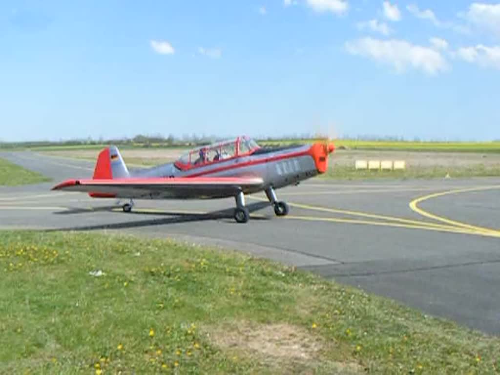 Die Kunstflugstaffel AERO GERA mit den Zlins D-EWIB,D-EWQL,D-EWQC und D-EWIA auf dem Weg zum Start auf dem Flugplatz Alkersleben (EDBA) am 28.4.2012