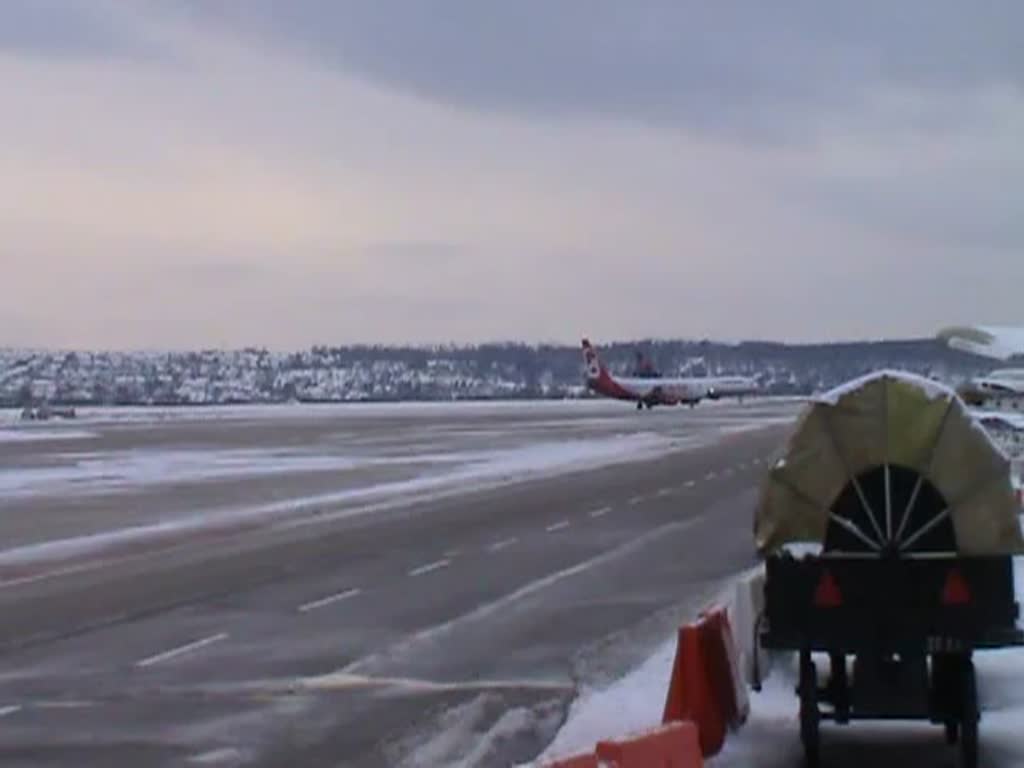 Die Lufthansa Cargo-Mc Donnell Douglas MD-11F D-ALCO rollt zur Startbahn 26 des Stuttgarter Flughafens am 18. Dezember 2010.