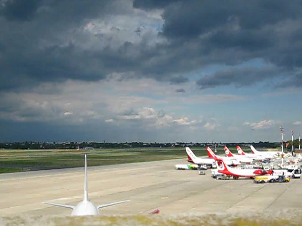 Dies ist eine Zeitraffer-Aufnahme vom Flughafen Berlin-Tegel am 19. August 2010 (Copyright Matthias Weber) 
