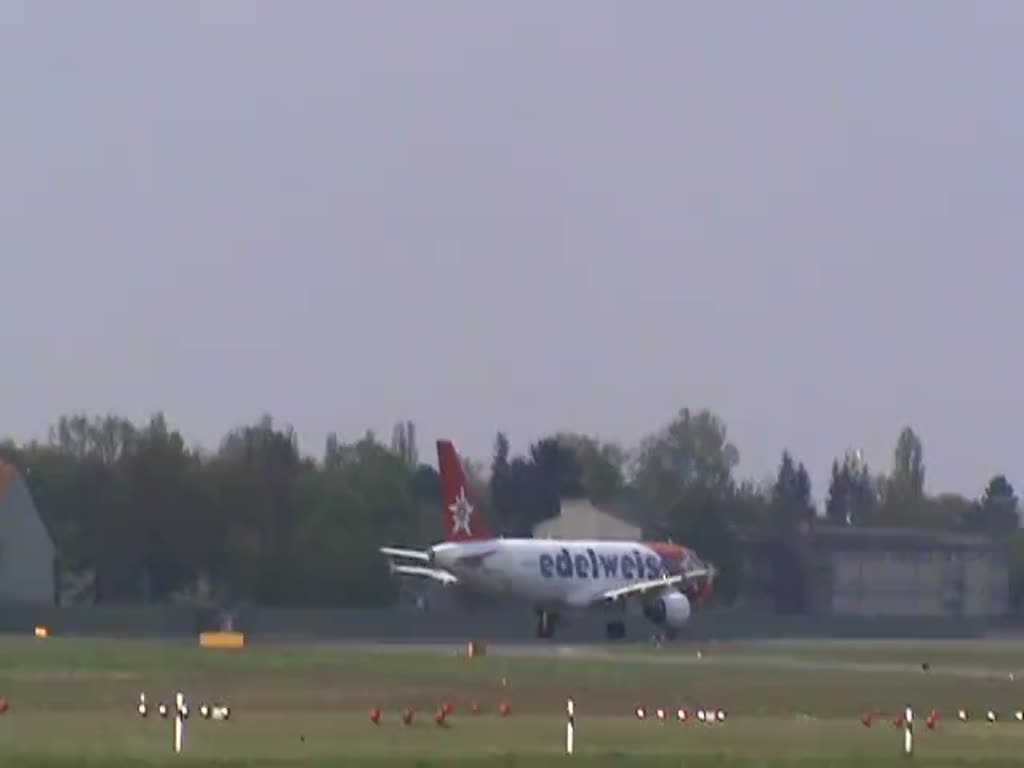 Edelweiss A 320-214 HB-IHV beim Start in Berlin -Tegel am 01.05.2015