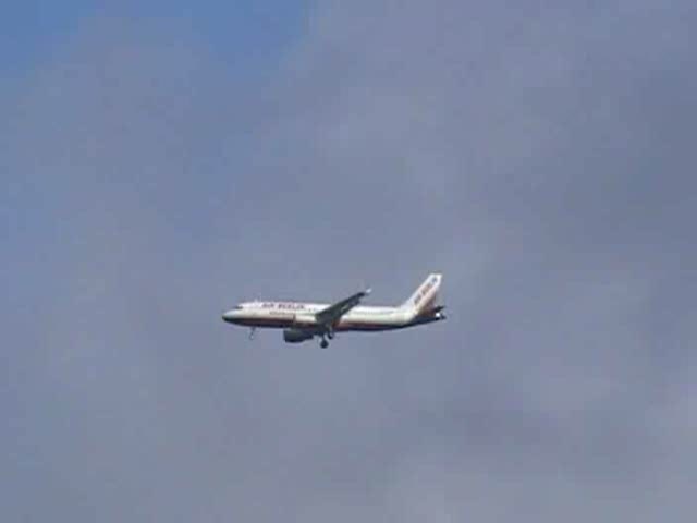 Ein A320 von Air Berlin berfliegt Berlin Pankow. Gleich wird sie in Berlin Tegel TXL landen. Das Video ist freihand aufgenommen und mit dem Deshaker-Plugin fr VirtualDub entwackelt worden. 18.3.2008