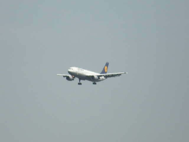 Ein Airbus A 300 der Lufthansa bei der Landung in Frankfurt am Main am 07.08.2008.