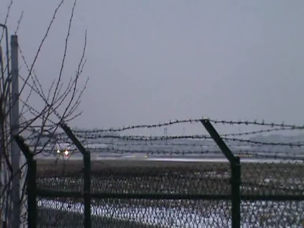 Ein Airbus A320-200 der Lufthansa hebt in Frankfurt am Main (EDDF, FRA) am 4. Januar 2011 ab