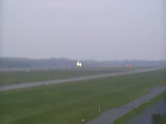 Ein Airbus A321 von Air Berlin bei der Landung in Hamburg Fuhlsbttel am 02.11.08