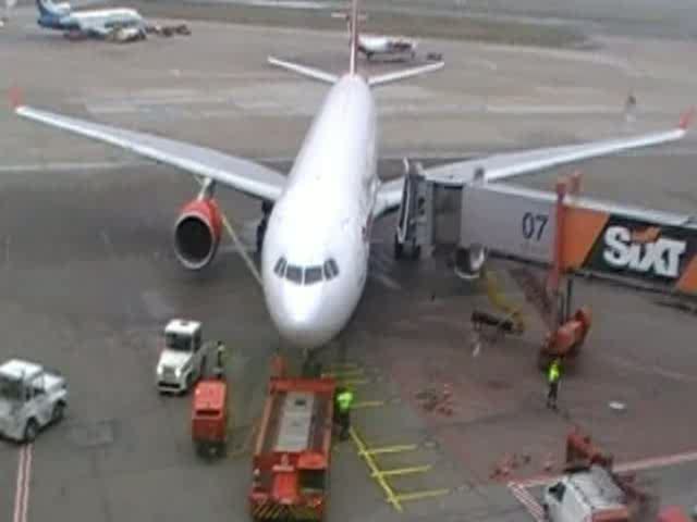 Ein Airbus A330 der Air Berlin beim Pushback und anschlieenden rollen zur Startbahn in Hamburg Fuhlsbttel am 14.12.08