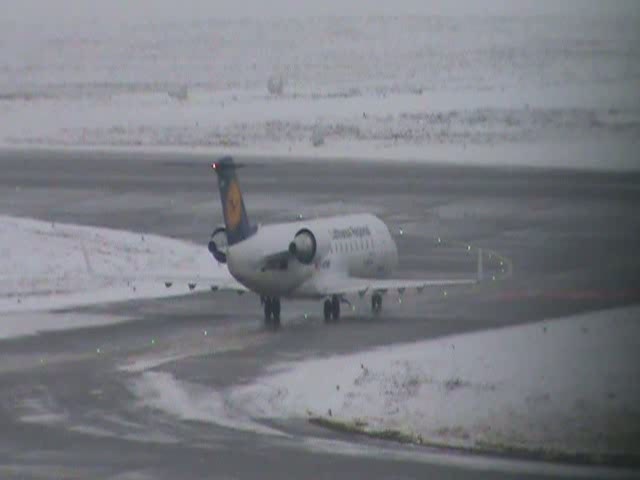 Ein Canadair CRJ200 von Lufthansa Regional (CityLine) beim Start auf dem Flughafen Stuttgart