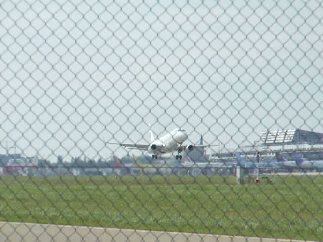 Ein Cirrus Airlines Embraer 170 beim Start in Stuttgart am 20.09.2008