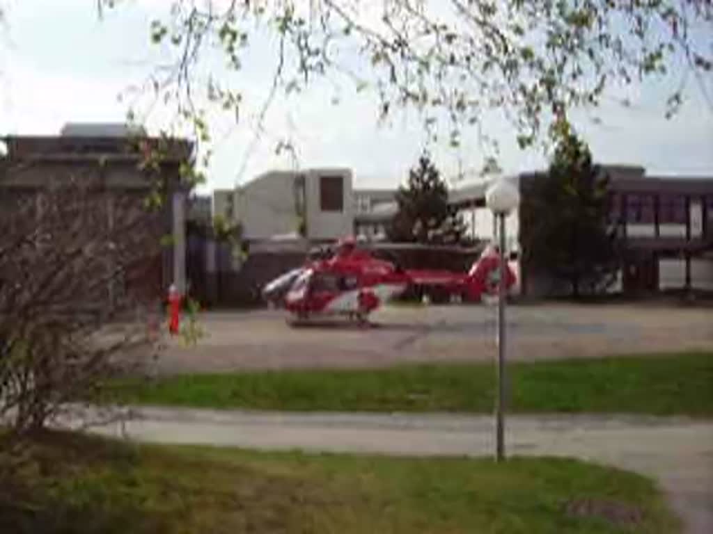 Ein EC 135 des DRF in Karlsbad Langensteinbach am SRH Klinikum am 16.05.09