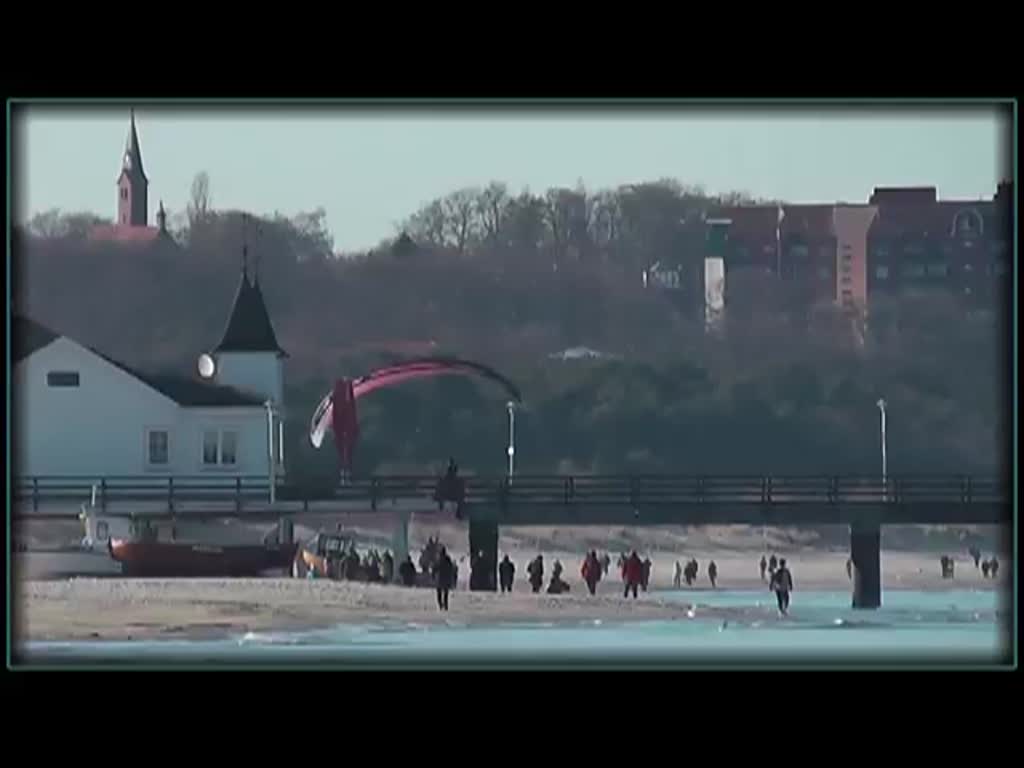 Ein Motorschirmpilot fliegt den Strand von Ahlbeck entlang und zu dieser Zeit zieht ein Flugzeug seinen Kondensstreifen über den zunehmenden Mond. Mit einem Sonnenuntergang am Stettiner Haff endet mein Filmchen. - 12.03.2014 