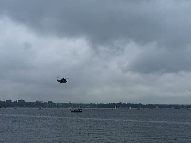 Ein Sea King u.a. bei einer Vorfhrung der Winch ber der Kieler Frde beim SAR Meet am 28.06.08 in Kiel-Holtenau.Im Hintergrund ist auch die Windjammerparade der Kieler Woche zu sehen.