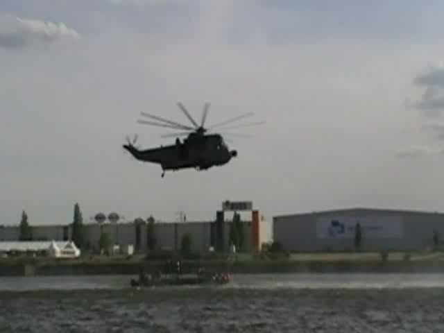 Ein Westland Sea King bei einer Darbietung beim 820 Hamburger Hafengeburtstag am 09.05.09