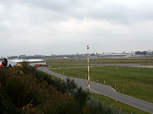 Eine Boeing 757 der Condor beim Start in Hamburg Fuhlsbttel am 19.10.08