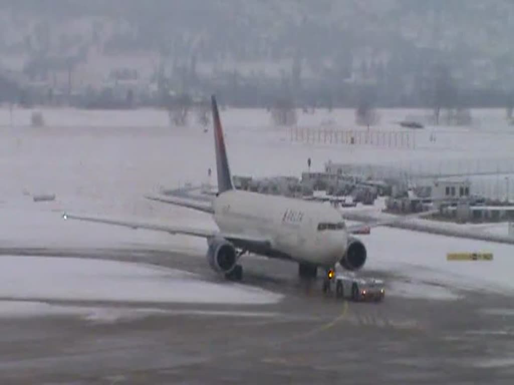 Eine Delta Airlines-Boeing 767-300ER rollt nach dem Push-back in Stuttgart am 9. Januar 2010 zur Enteisung 