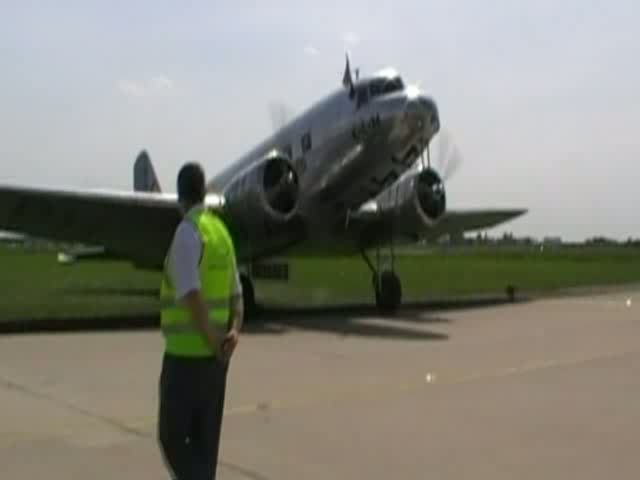 Eine Douglas DC-2 beim warten auf den Start beim Flugtag in Bremen am 10.05.09