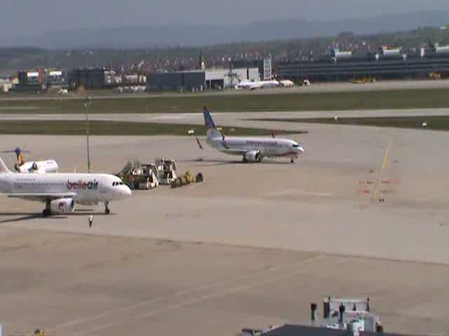 Eine farbenfrohe Bemalung trgt diese Boeing 737-800 der XL Airways(Kennung D-AXLD). Hier ist sie beim Rollen nach der Landung in Stuttgart zu sehen am 24. April 2010.
