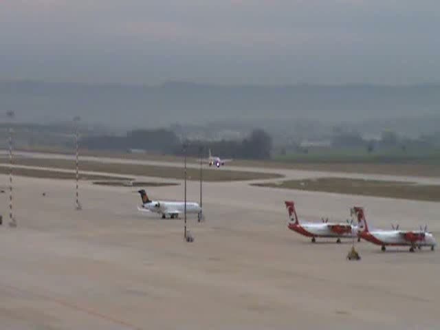 Eine Fokker 100 der Contact landet auf der Runway 26 in Stuttgart und rollt danach zu ihrer Parkposition (14. November 2009)