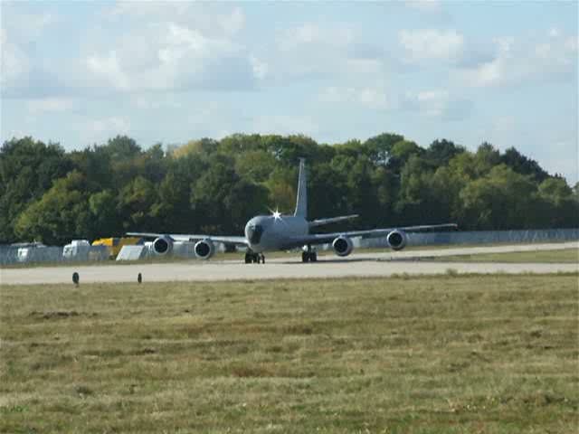 Eine KC-135 der USAF rollt am 15.10.09 in Geilenkirchen auf Runway 27.