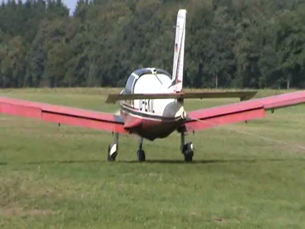 Eine MiniMoa (altes Segelflugzeug) wird beim Flugplatzfest Karlsruhe-Forchheim am 18.September 2010 in die Luft gezogen (Flugzeug-Schlepp)