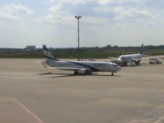 EL AL B 737-8HX beim Rollen zum Start auf dem Flughafen Berlin-Schnefeld am 17.05.2007