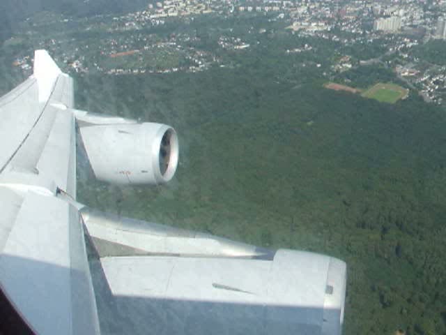 Flug um Frankfurt am Main kurz nach Start in FRA mit Lufthansa Airbus A 340-300 am 02.07.2009.