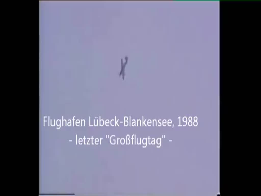 Flughafen Lübeck-Blankensee,21.08.1988. An diesem letzten hier stattfindenden „Großflugtag  war es sehr bedeckt und es fing leider an zu regnen. Zwar sagte der Sprecher, dass nur eine „ganz ganz kleine Wolke  kommt, aber das war sehr optimistisch ausgedrückt. Der Regen wollte gar nicht mehr aufhören. Die britische Kunstflugstaffel RED ARROWS konnte ihre Show nicht im geplanten Umfang zeigen und so zogen die Maschinen frühzeitig ab.
Die Zieldarstellungsflugzeuge OV 10-BRONCO gaben an jenem Tag nochmals eine Vorstellung. Was für ein schöner Sound! (ich erinnere mich auch noch gut an ihre  Vorgänger , die Propellerflugzeuge HAWKER SEAFURY, welche wunderschön anzusehen und anzuhören waren!)
Aufgrund des Unglücks in Ramstein war dann auch in der Hansestadt Lübeck die Zeit der „großen Flugtage  vorbei. Doch die vielen schönen Erinnerungen, die bleiben!
Wenngleich die Aufnahmen von schlechter Bildqualität sind, denn  HD  oder  4K  gab es zu dieser Zeit noch nicht,so sind diese Filmsequenzen doch ein kleines Stück Zeitgeschichte, die ich gerne mit Ihnen/Euch teilen möchte.
