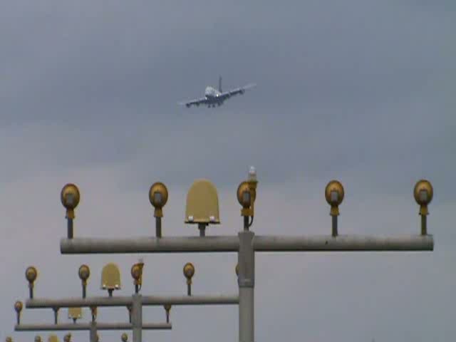 Flugtraining des ersten Lufthansa-Airbus A380-800 auf dem Baden-Airpark am 31. Mai 2010. Hier sieht man ihn bei seiner siebten Landung.