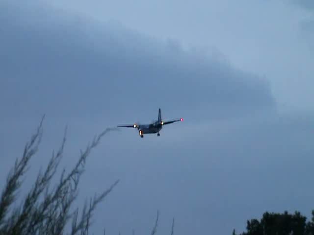 Fokker 50 der VLM bei der Landung in Frankfurt am Main in den frhen Abendstunden