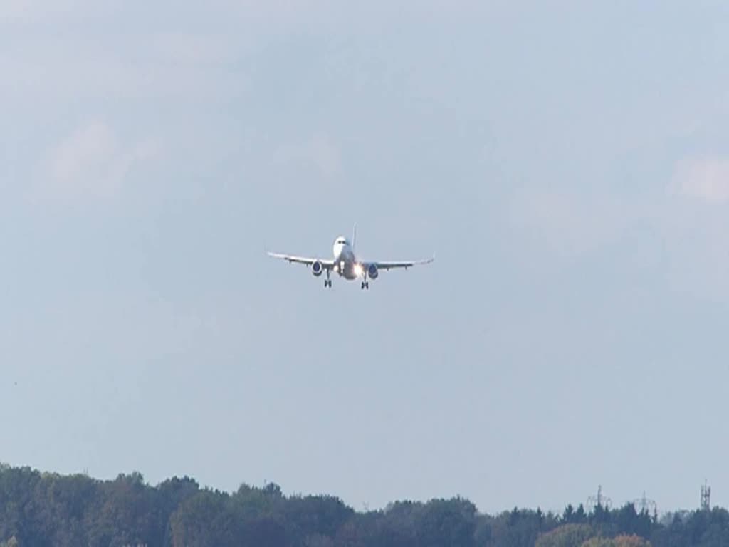 Go-Around. 
 Erstflug Airbus A320-232 (WL)
 IndiGo. CAO-Code:	IGO
 Go-Around. Airport Hamburg am 14.10.2013 
 Test registration D-AXAP