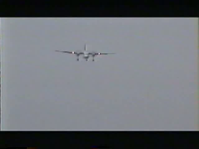 Iberia (Air Nostrum) Fokker 50 bei der Landung auf dem Flughafen Mahon im Mai 1999. Digitalisierung einer Video 8 Aufnahme 