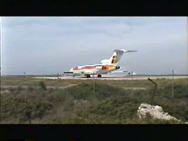 Iberia B 727 mit einer Britannia B 757-200 auf dem Flughafen Mahon auf Menorca im Mai 1999, Digitalisierung einer Video 8 Aufnahme