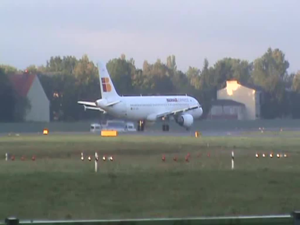 Iberia Express A 320-214 EC-LUC beim Start in Berlin-Tegel am 27.09.2014