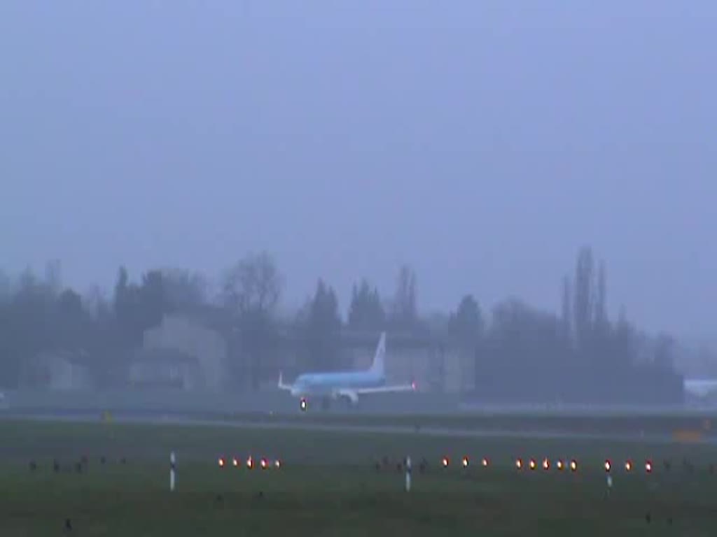 KLM-Cityhopper ERJ-190-100STD PH-EZR beim Start in Berlin-Tegel am 14.12.2014