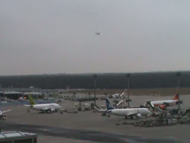 KLM cityhopper-Fokker 70 bei der Landung in Frankfurt am Main