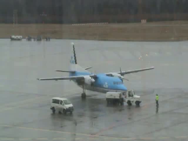 KLM Fokker 50 PH-LXP beim Anlassen der Triebwerke und Rollen auf dem Flughafen Kln-Bonn am 10.03.2009