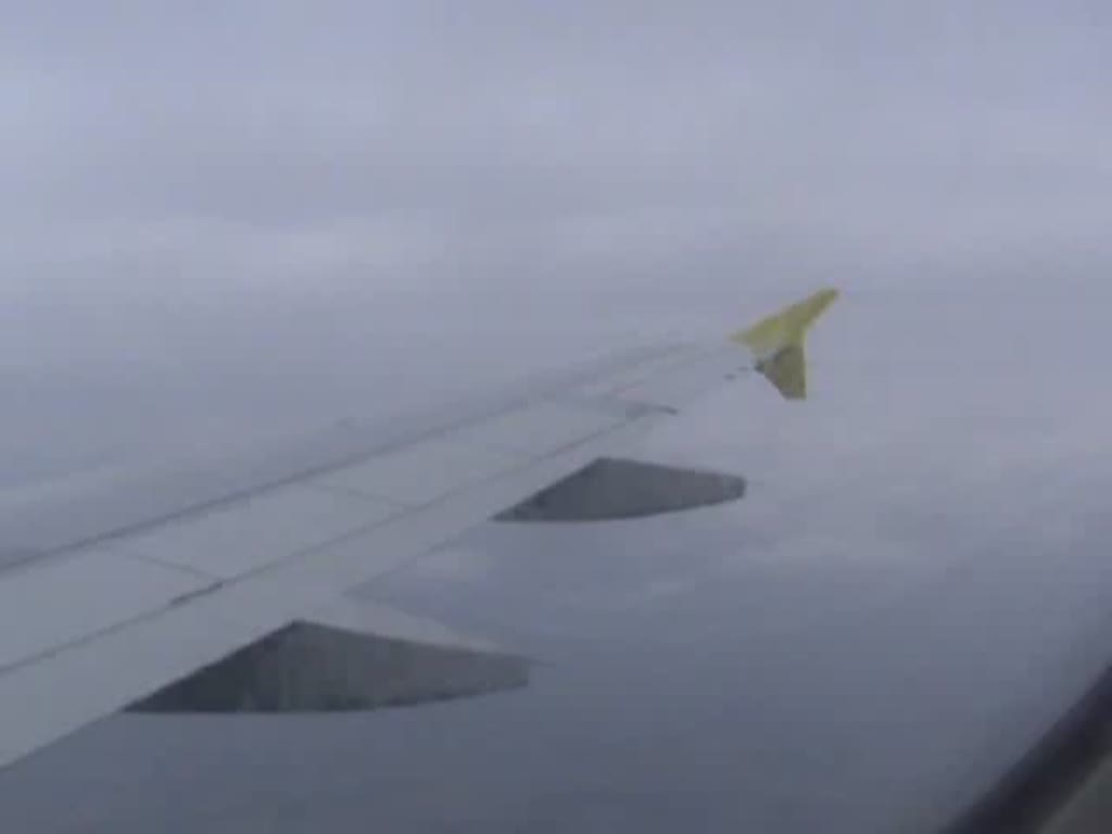 Landeanflug, Landung und Rollen zur Parkposition des Germanwings 
A 319-112 D-AKNN auf dem Flughafen Mnchen
am 10.03.2011