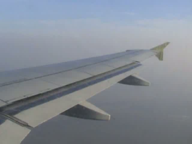 Landeanflug, Landung und Rollen zur Parkposition des Germanwings
A 319-112 D-AKNR auf dem Flughafen Berlin-Schnefeld am 10.03.2010