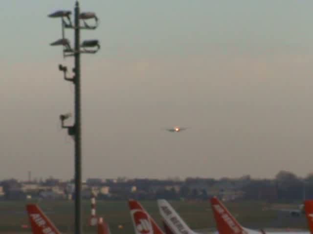 Landung der Air Berlin B 737-76J(WL) D-AGEC am 05.12.2009 auf dem Flughafen Berlin-Tegel