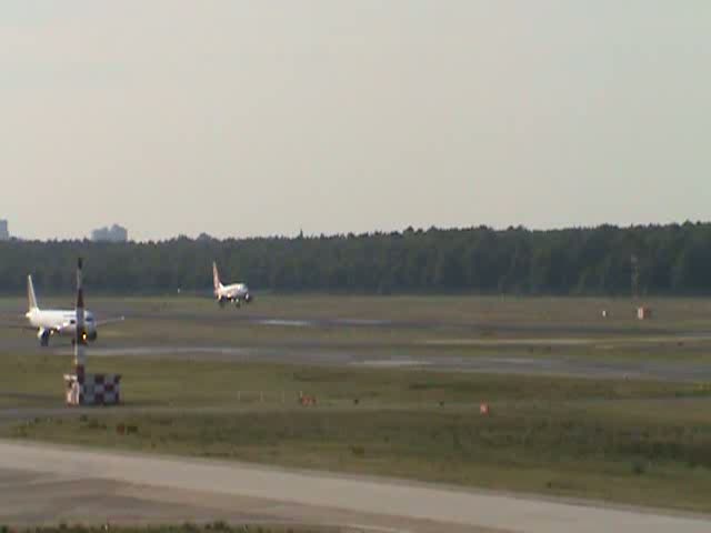 Landung einer Air Berlin-Boeing 737-700 in Berlin-Tegel