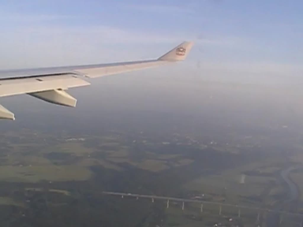 Landung am 18.06.13 in Dsseldorf gefilmt aus einem Airbus A330 der ETIHAD.

