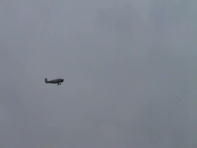 Landung einer Junkers JU-52 von Lufthansa Berlin Stiftung auf dem Stuttgarter Flughafen am 2. Juni 2010