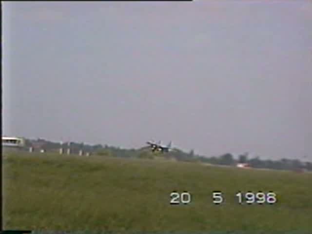 Landung und Rollen der Mig 29A 29+03 nach der Flugvorfhrung auf der ILA am 20.05.1998 mit berflug einer Bundeswehr Mc Donnell Douglas F-4F  Phantom II.
Digitalisierung einer alten Video 8 Aufnahme. Diese Maschine steht jetzt im Luftwaffenmuseum Berlin-Gatow