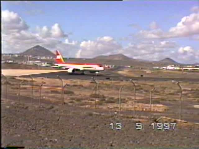 LTE Boeing B 757-200 auf dem Flughafen lanzarpte am 13.05.1997,
Digitalisierung einer alten Video 8 Aufnahme